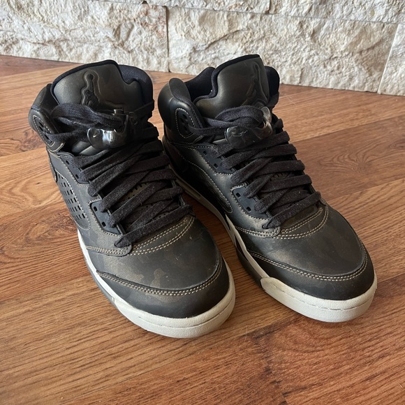 Jordan 5 “Heiress Camo” GS, Size 5.5 Youth - Picture 2 of 3